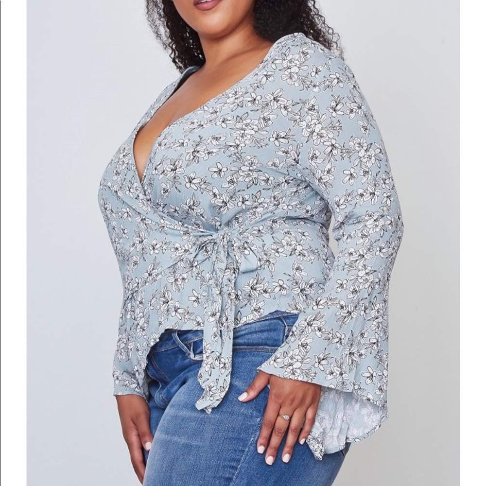 🎉HP🎉 Last 1 💕 Floral Print Wrap Blouse💕 - Picture 3 of 7